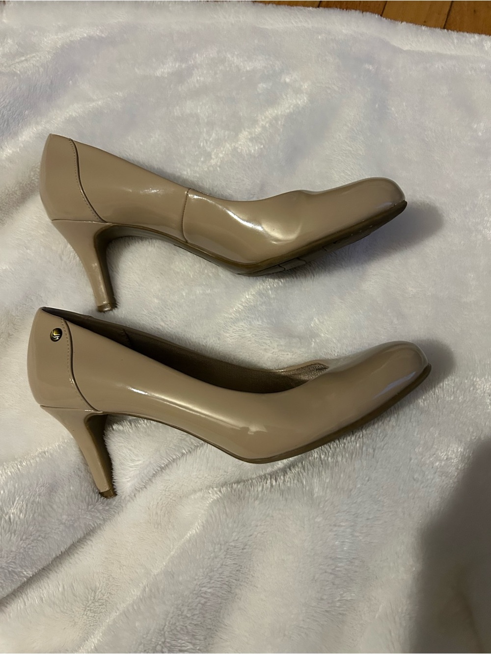 Life Stride Beige Patent Mid-Heel Pumps